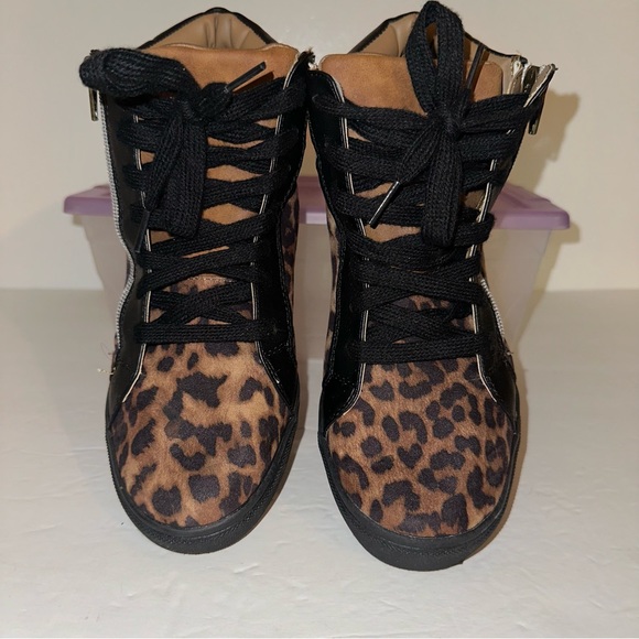 Steve Madden Leopard Print High Top Lace Up & Zip Up Sneaker Size 5M Womens - Picture 2 of 15